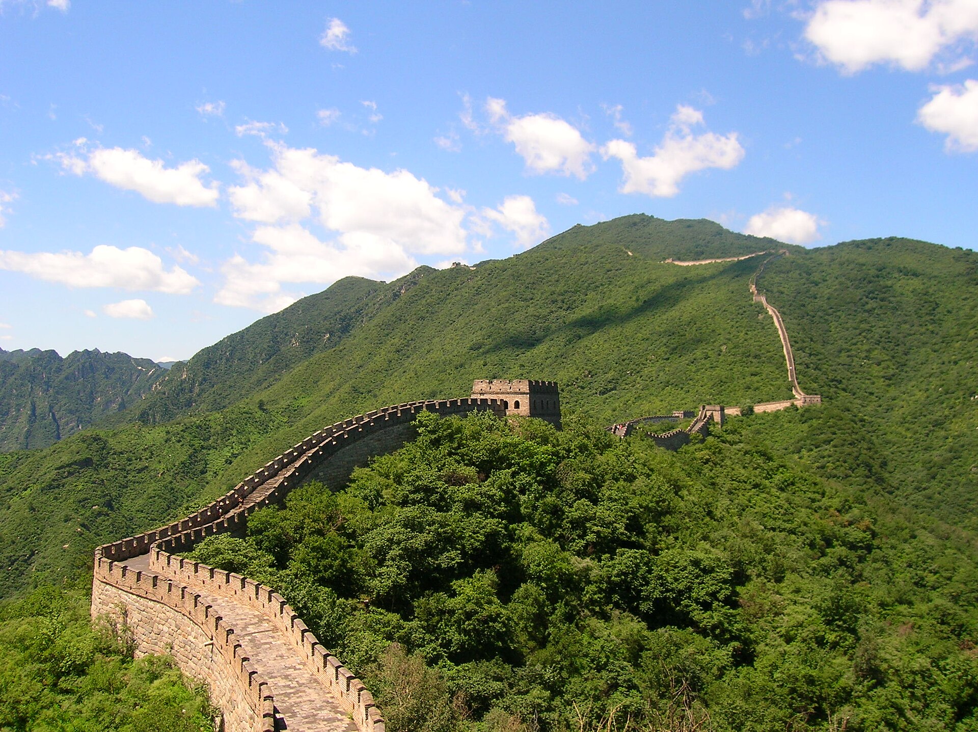 Muralha da China entre montanhas