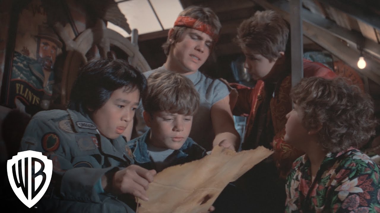 Os Goonies reunidos diante do mapa do tesouro