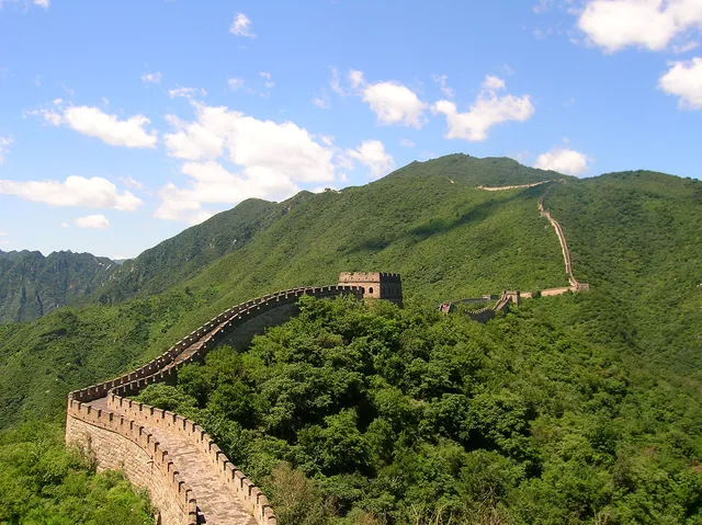 Muralha da China entre montanhas